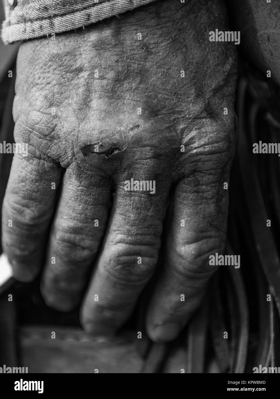 Closeup Mans Hand Schwarz Weiß zerknittert Stockfoto