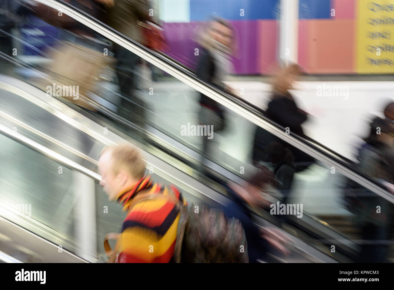 Absichtlich verschwommene Bewegung der Pendler mit London Liverpool Street Fahrtreppen bei Tageslicht Stockfoto