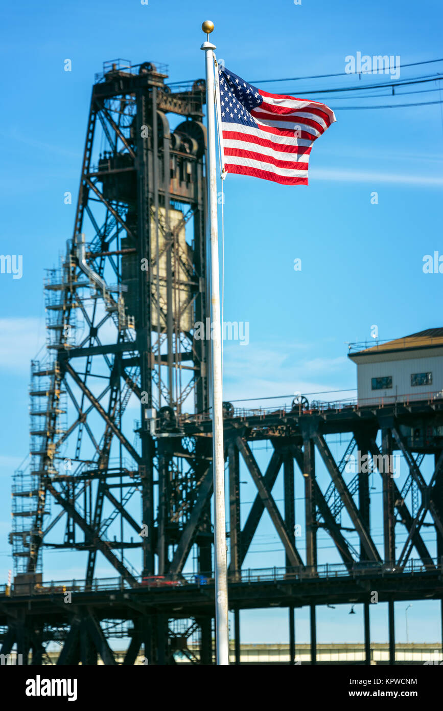 Amerikanische Flagge und Stahl Brücke Stockfoto