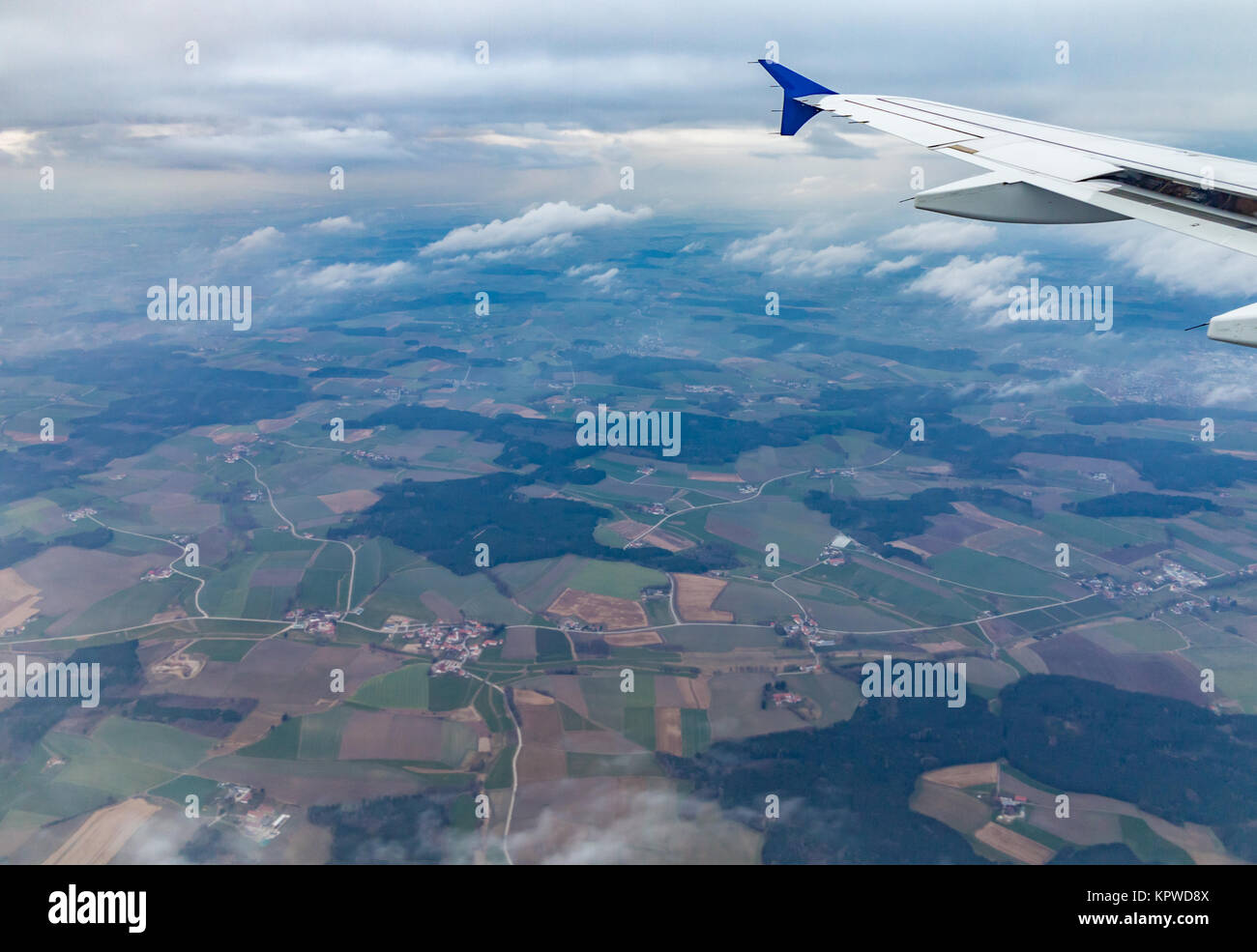 Blick vom Flugzeug mit Flügel über frankreich, atlantik und alpen Stockfoto