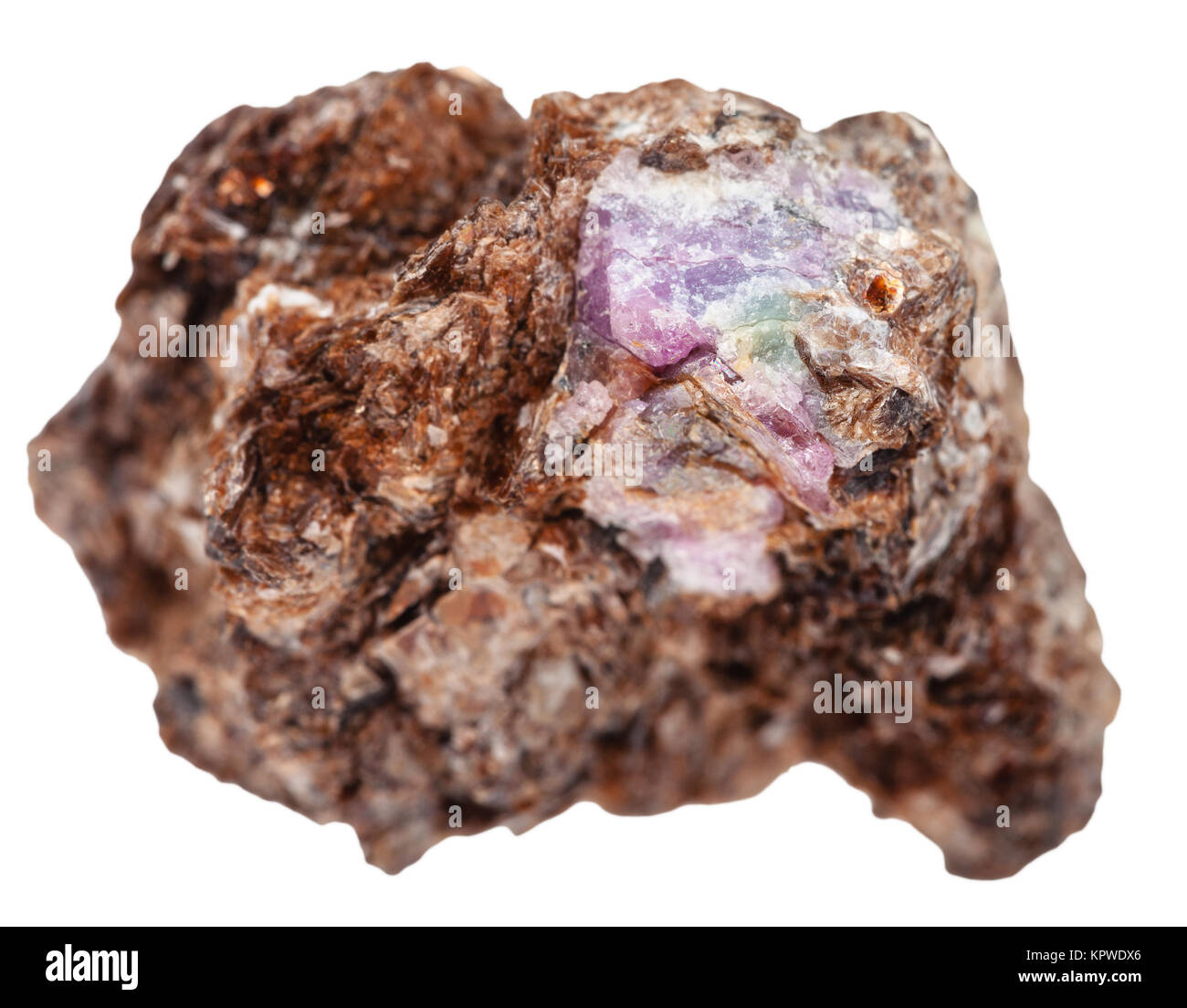 Korund crystal auf Stein von phlogopit isoliert Stockfoto