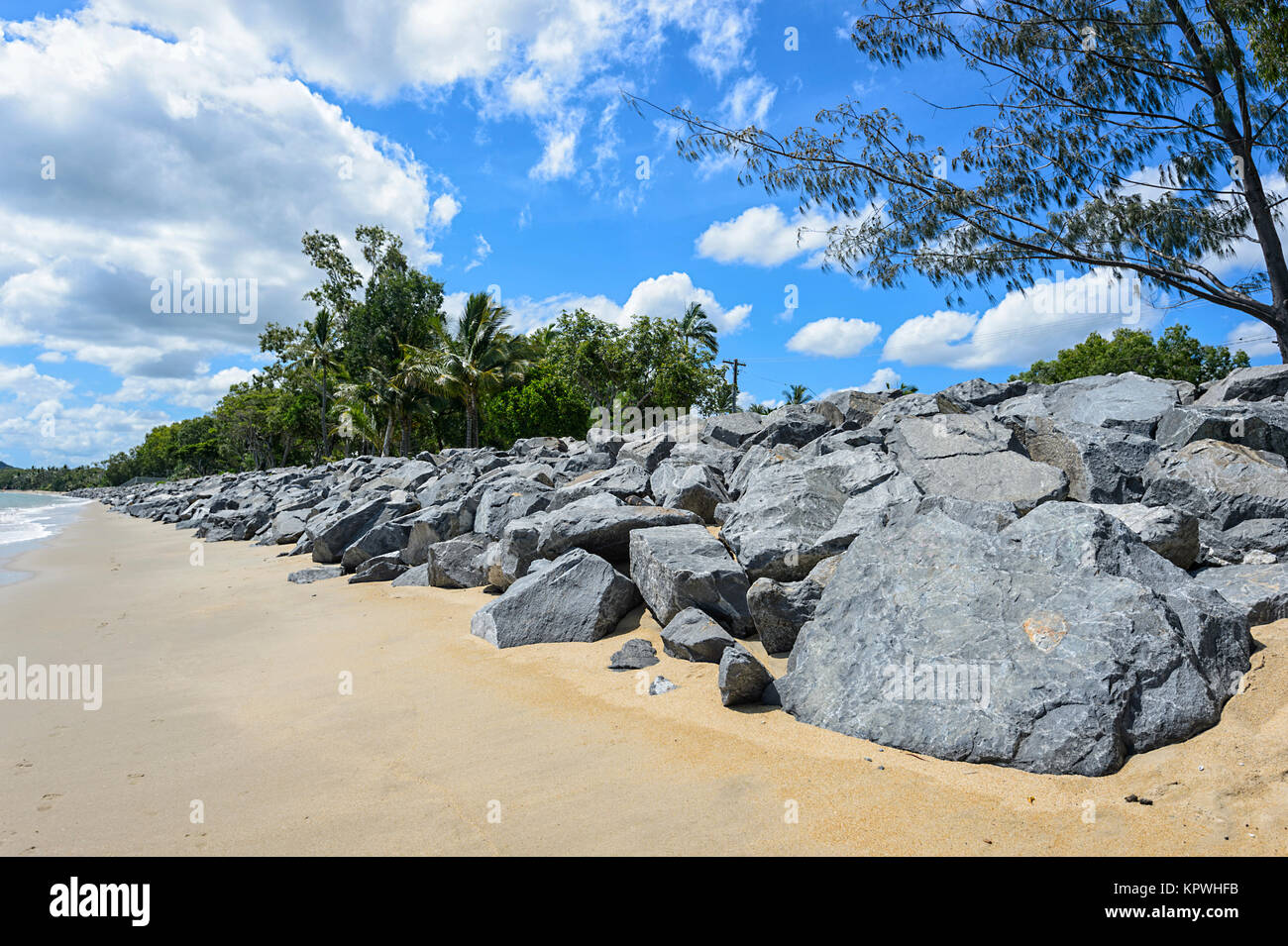 Rock breakwall in Clifton Beach, einem beliebten Vorort der nördlichen Strände von Cairns, Far North Queensland, FNQ, QLD, Australien Stockfoto