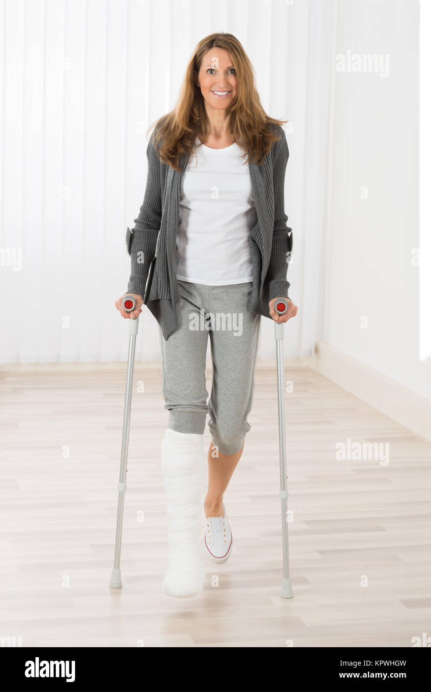 Frau krücke gips -Fotos und -Bildmaterial in hoher Auflösung – Alamy