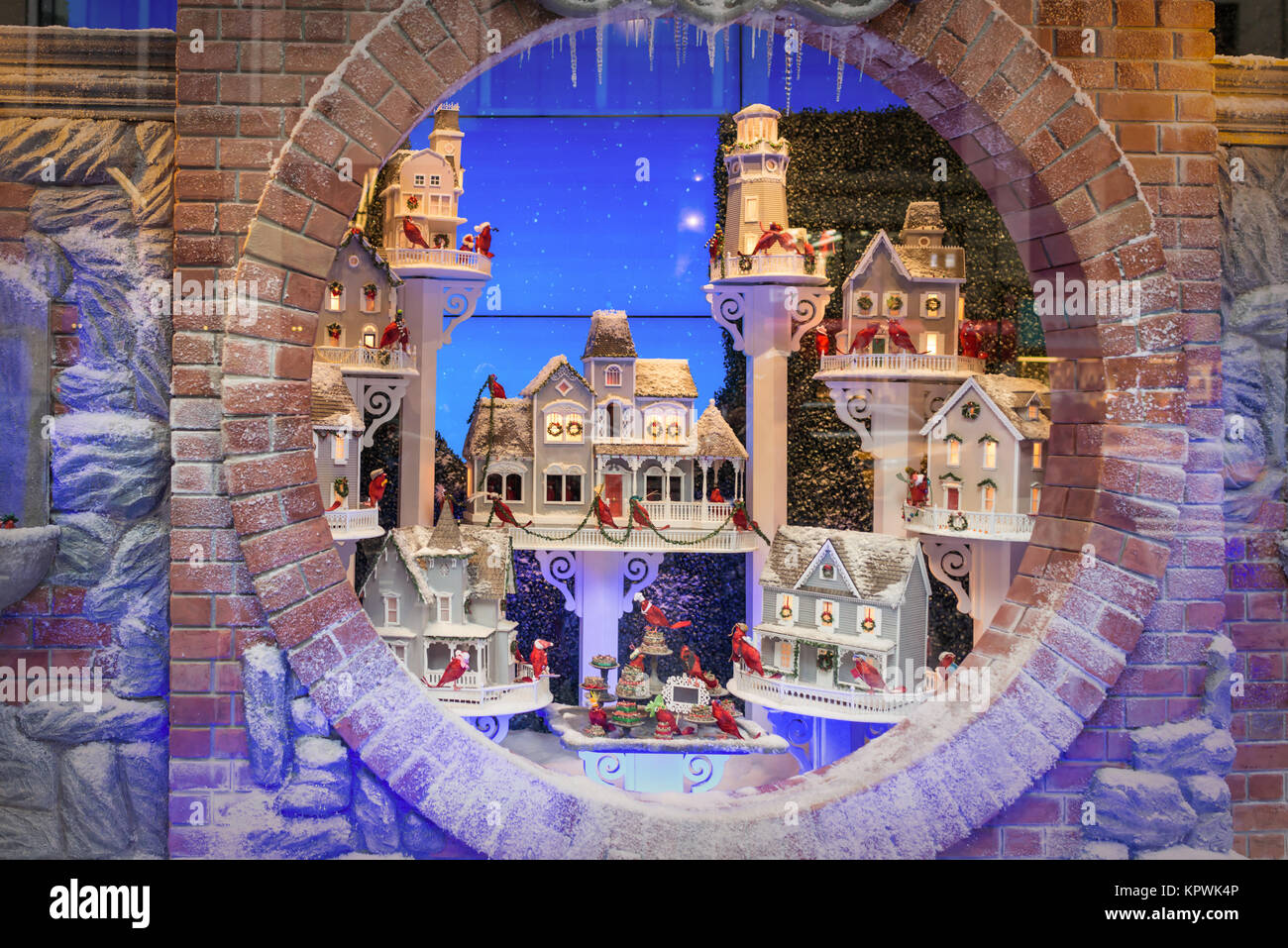 Weihnachten magische Atmosphäre hintergrund. Modernes Design Showcase für den Winterurlaub. Winter Gebäude mit strahlenden Lichtern geschmückt Stockfoto