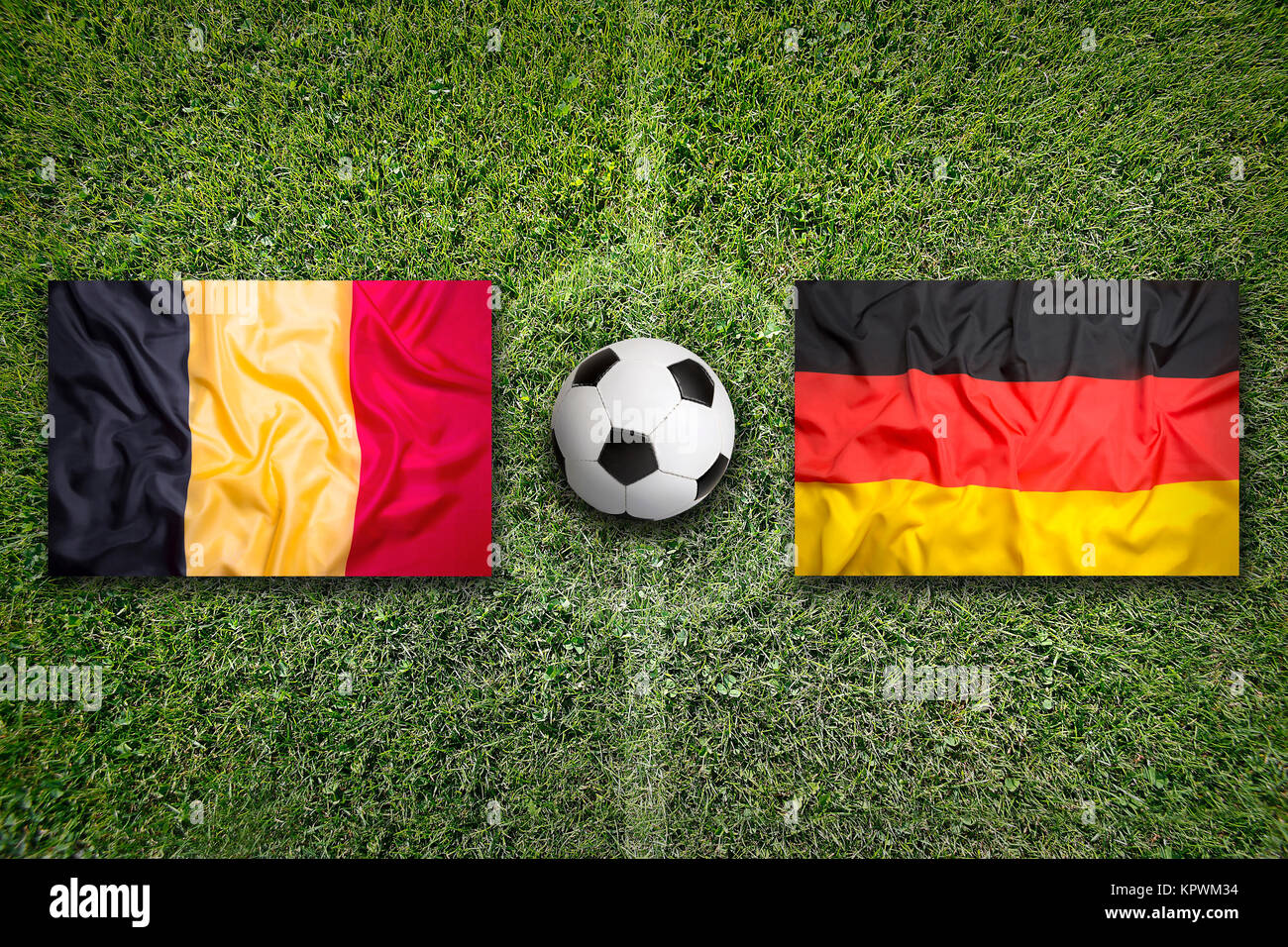 Belgien Gegen Deutschland Flaggen Auf Fussball Feld Stockfotografie Alamy