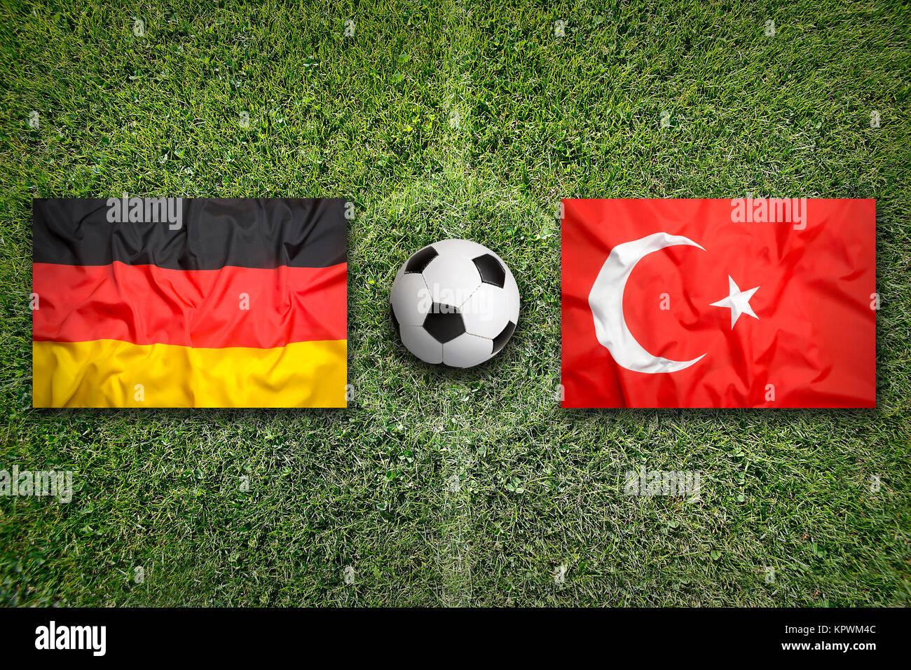 Deutschland gegen die Türkei Flaggen auf Fußball-Feld Stockfotografie -  Alamy