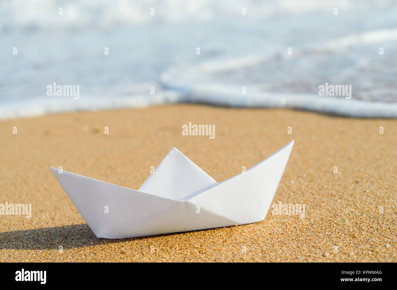 Weißbuch Boot am Strand Stockfoto