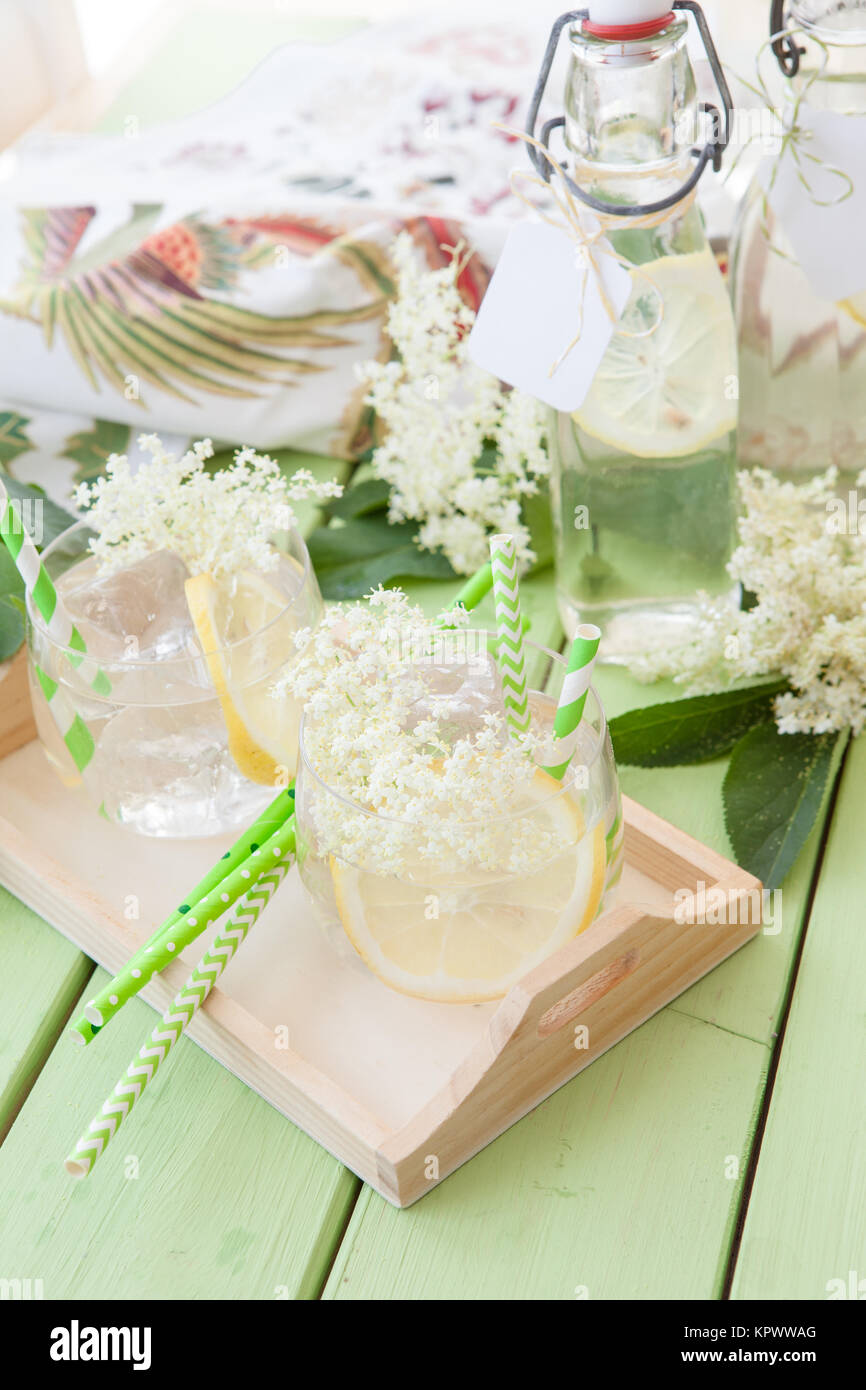 Erfrischende Limonade mit hausgemachtem Holundersirup Stockfoto