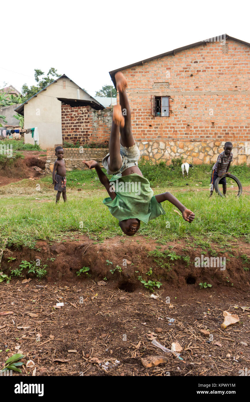 Lugazi, Uganda. 18. Juni 2017. Eine ugandische Junge tut ein Flip in der Luft. Stockfoto