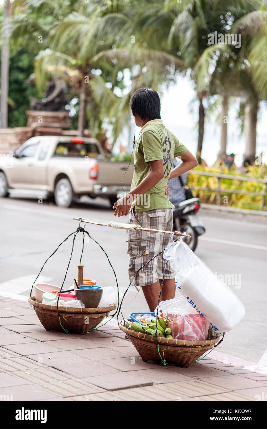 Straßenverkäufer essen an einem sonnigen Tag ist Essen für die Gebühr, Pattaya, Thailand Stockfoto