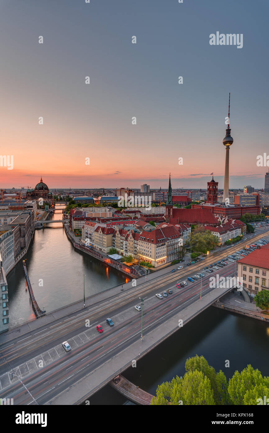 Sonnenuntergang über dem Zentrum von berlin mit dem fernsehturm Stockfoto