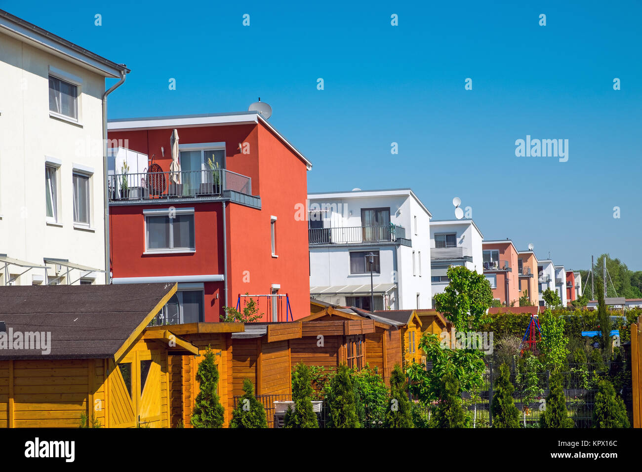 Reihenhäuser mit Gartenhäusern in berlin, deutschland Stockfoto
