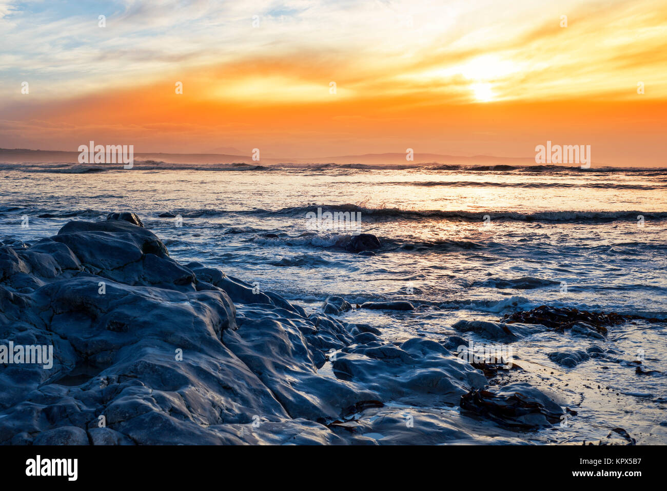 Blaue Steine an der felsigen Beal Strand Stockfoto