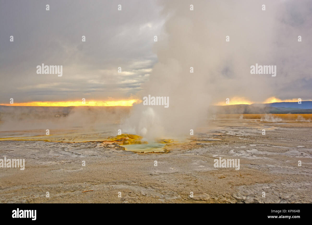 Geysir Ausbruch bei Sonnenuntergang Stockfoto