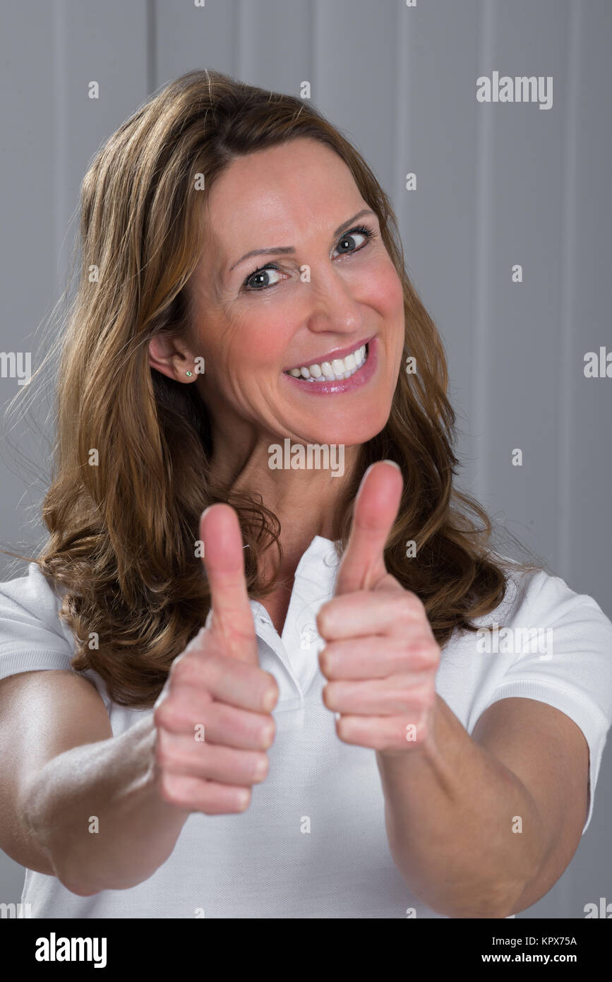 Frau, Daumen nach oben Anmelden Stockfoto