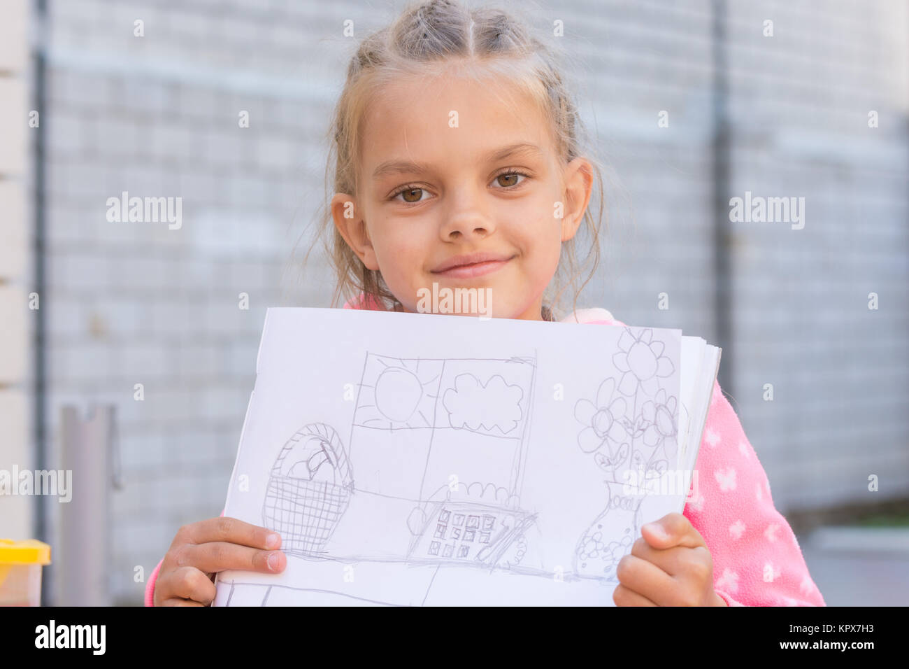 Eine Madchen Zeigt Eine Zeichnung Bleistift Gezeichnet Stockfotografie Alamy