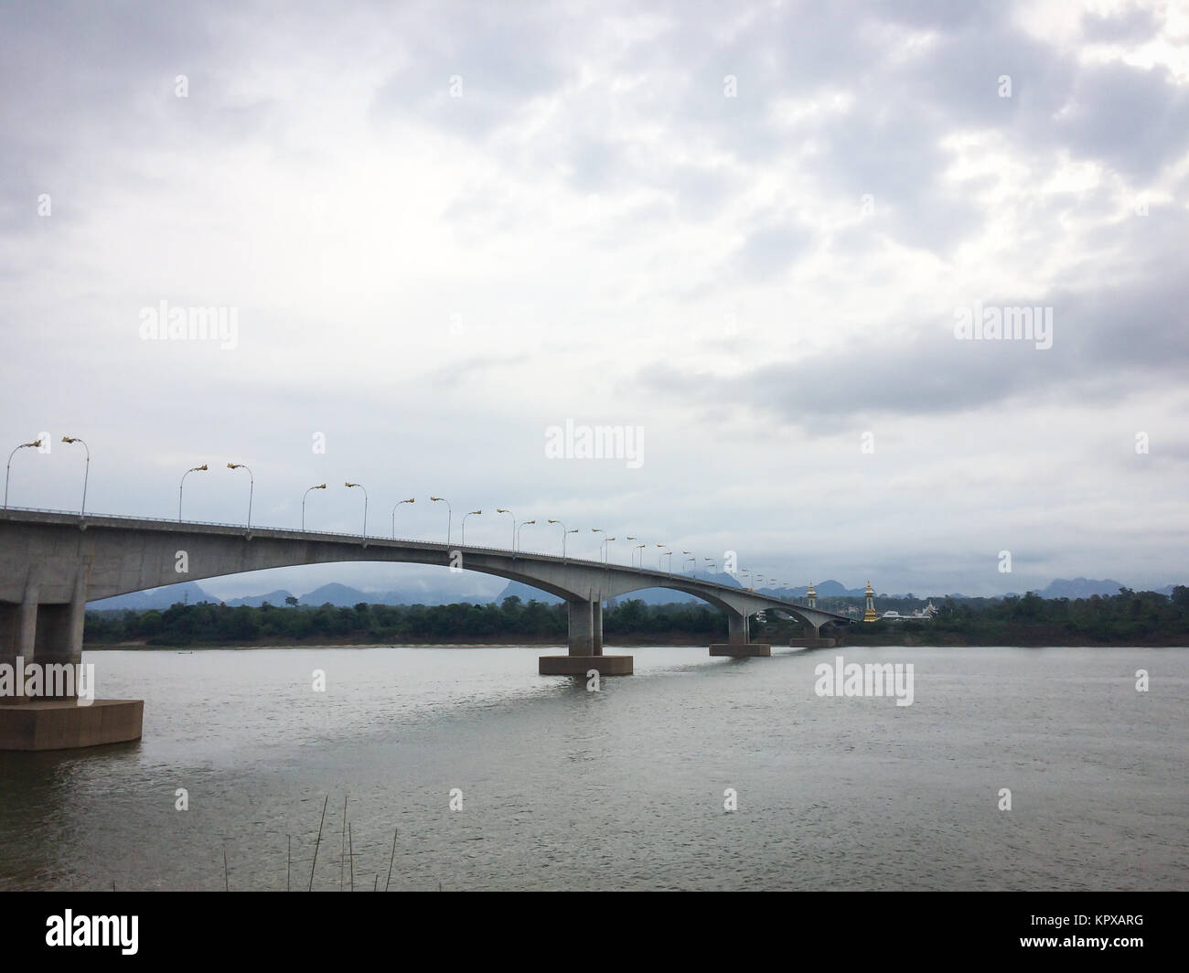 Thai-Lao Friendship Bridge überqueren Sie den Fluss Mekong bei Nakhon Phanom Provinz Stockfoto