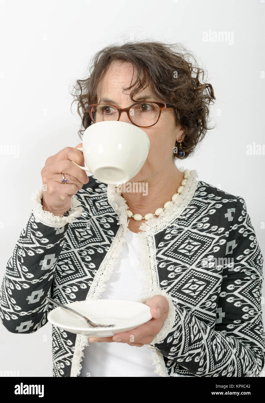 Wunderschöne reife Frau trinkt Tee Stockfoto