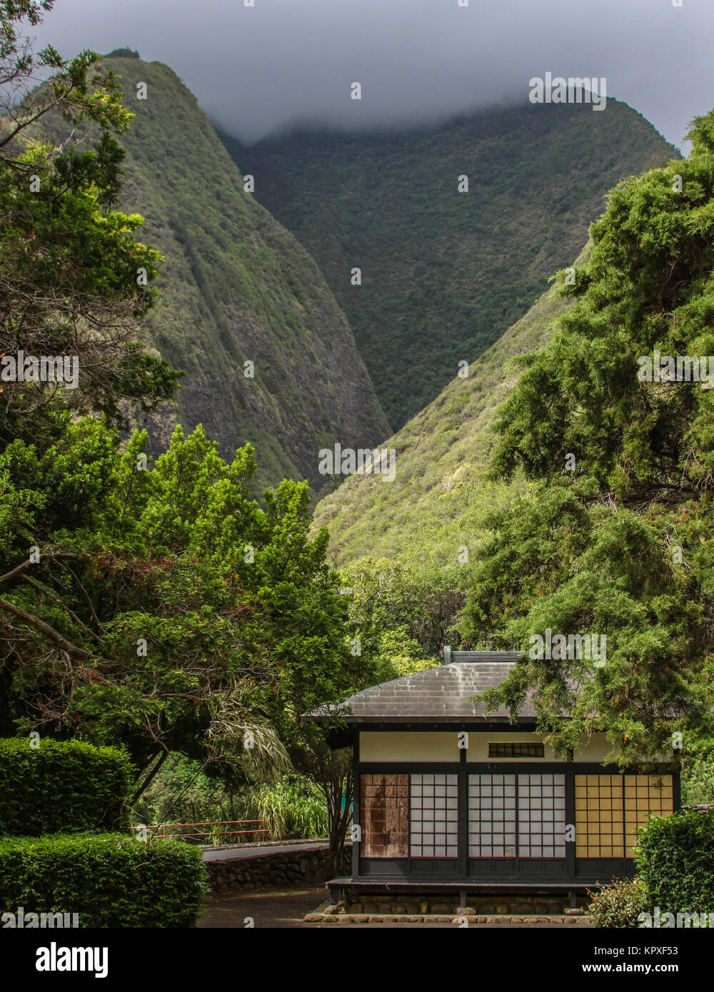 Die Wolken bewegen sich über die Maui Gebirges über Iao Valley, eine Website für einheimische hawaiische Kultur in der Nähe von Figueres. Stockfoto