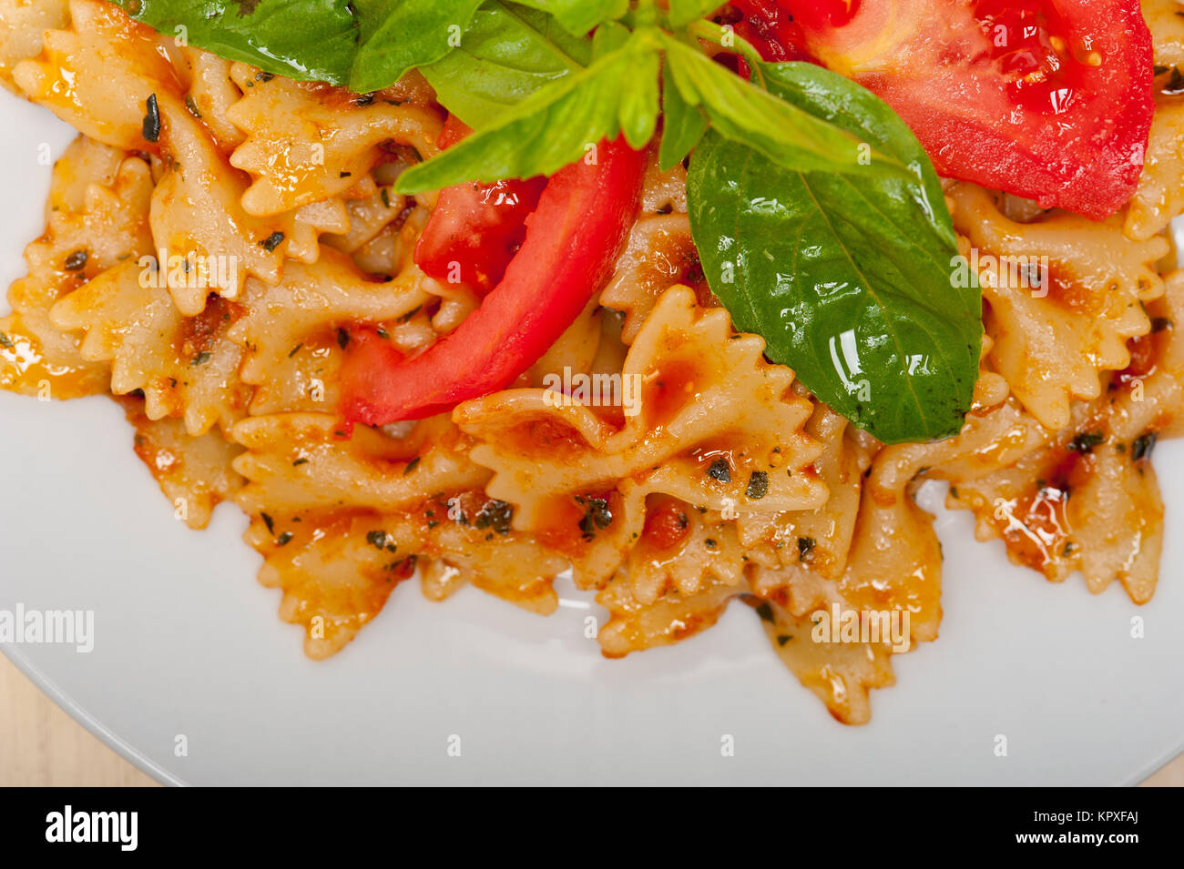 Italienische Pasta Farfalle Schmetterling Fliege und Tomaten-sauce Stockfoto