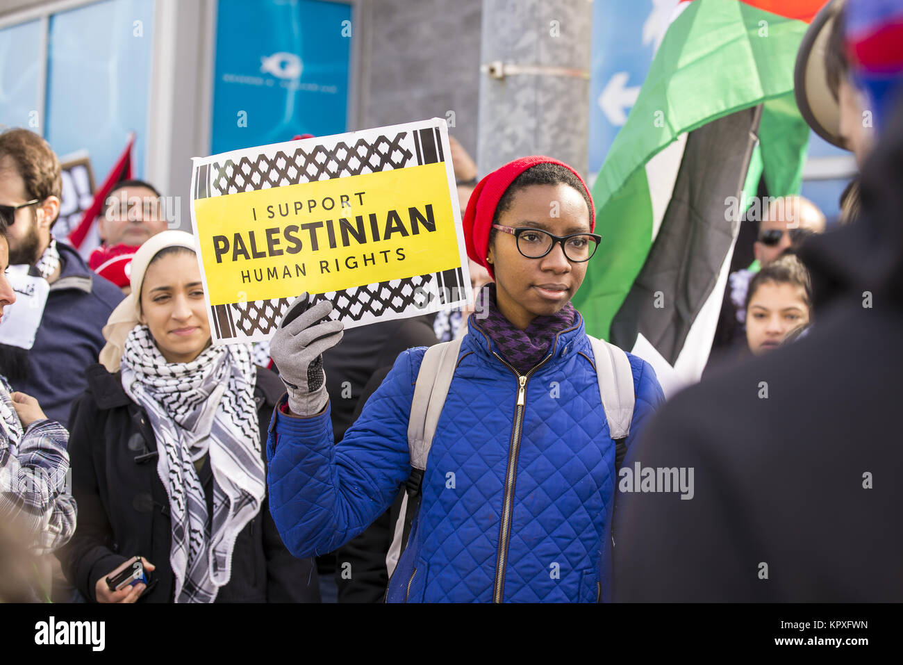 Atlanta, Georgia, USA. 16 Dez, 2017. Demonstranten in Atlanta für Kundgebungen und eine im März zum Ausdruck Opposition zu den USA 16 Dez, 2017 versammelt. Präsident Donald Trump Ankündigung, dass die US-Botschaft in Israel zu Jerusalem verschoben werden würde. Der Protest wurde von der Jüdische Stimme für den Frieden - Atlanta Kapitel organisiert. Quelle: Steve Eberhardt/ZUMA Draht/Alamy leben Nachrichten Stockfoto