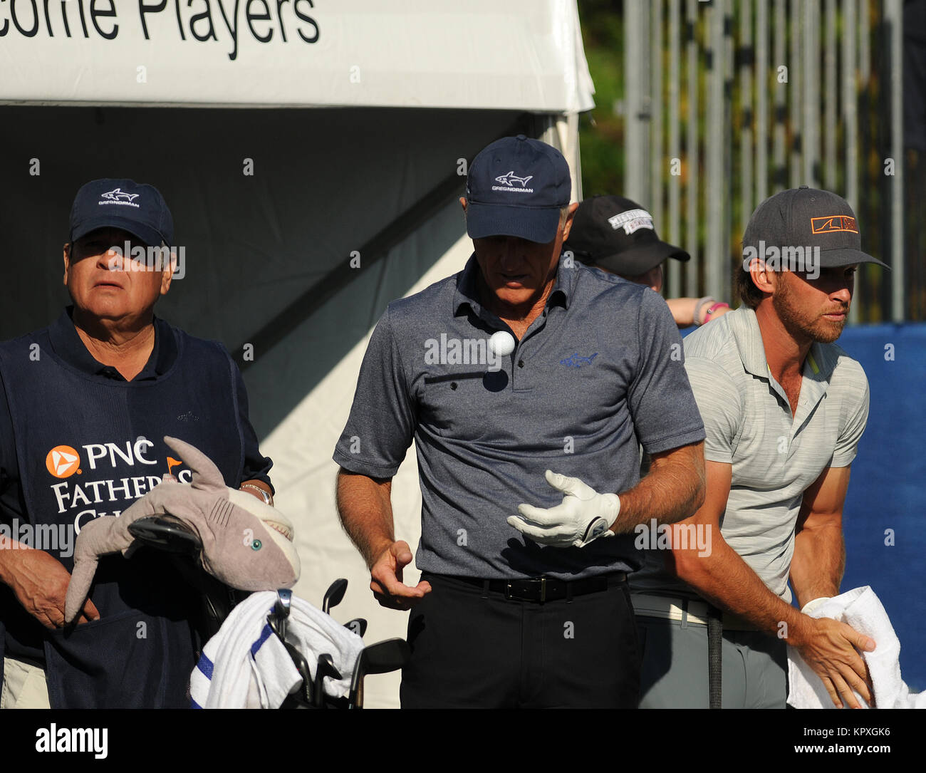 Orlando, USA. 16 Dez, 2017. Greg Norman spielt mit einem Ball beim Abschlag auf der ersten Bohrung während der ersten Runde der 2017 PNC Vater Sohn Herausforderung Golf Turnier am 16. Dezember 2017 im Ritz-Carlton Golf Club in Orlando, Florida. Credit: Paul Hennessy/Alamy leben Nachrichten Stockfoto