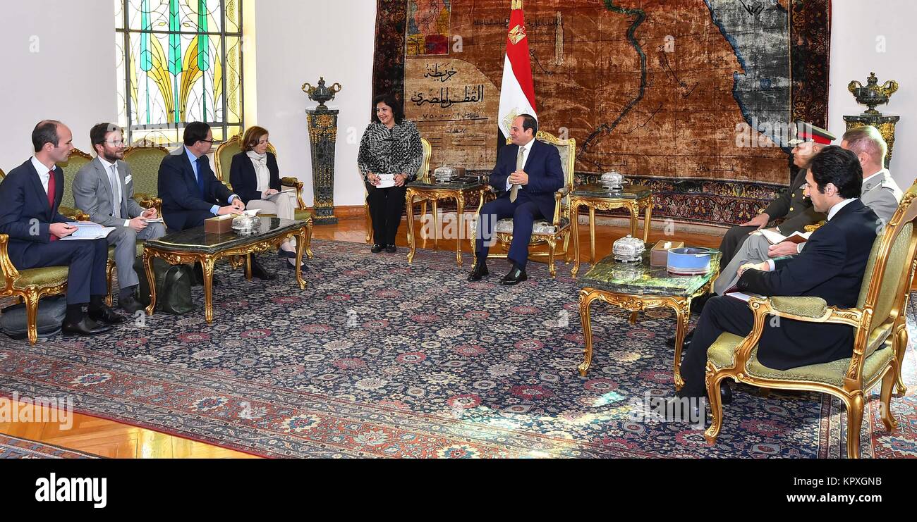 Kairo, Ägypten. 16 Dez, 2017. Ägyptischen Präsidenten Abdel Fattah al-Sisi (R) Empfangen von Frankreichs Verteidigungsminister Florence Parly (2. L) im Präsidentenpalast in der Hauptstadt Kairo am 16. Dezember 2017 Quelle: Der ägyptische Präsident Büro/APA-Images/ZUMA Draht/Alamy leben Nachrichten Stockfoto