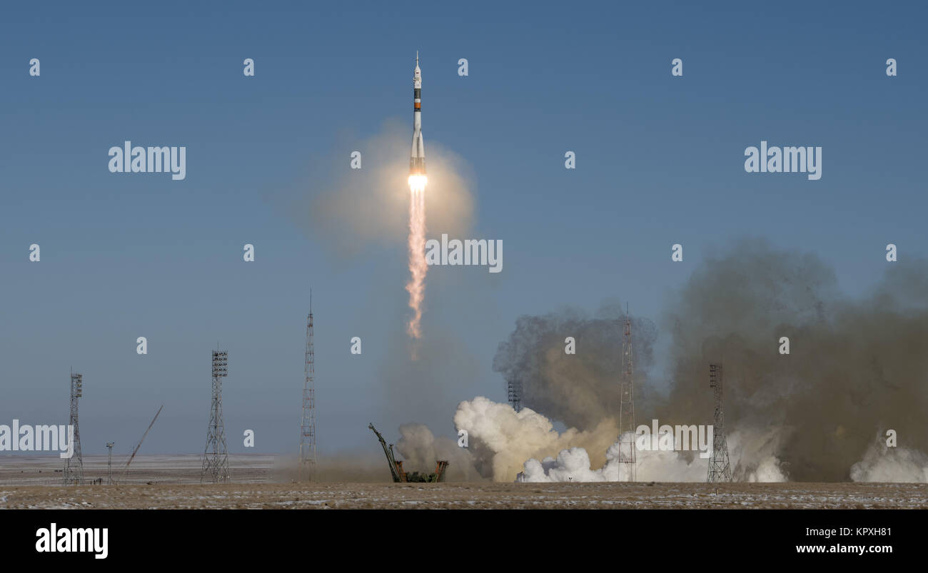 Baikonur, Kasachstan. 17 Dez, 2017. Die Sojus MS-07 Rakete ist mit Expedition 54 Sojus Kommandant Anton Shkaplerov von Roskosmos, bordingenieur Scott Kribbeln der NASA, und Flugingenieur Norishige Kanai der Japan Aerospace Exploration Agency (JAXA), Sonntag, 17 Dezember, 2017 Auf dem Kosmodrom Baikonur in Kasachstan aus gestartet. Shkaplerov, Kribbeln, und Kanai wird die nächsten fünf Monate Leben und Arbeiten an Bord der Internationalen Raumstation. Obligatorische Credit: Joel Kowsky/NASA über CNP Credit: Joel Kowsky/CNP/ZUMA Draht/Alamy leben Nachrichten Stockfoto