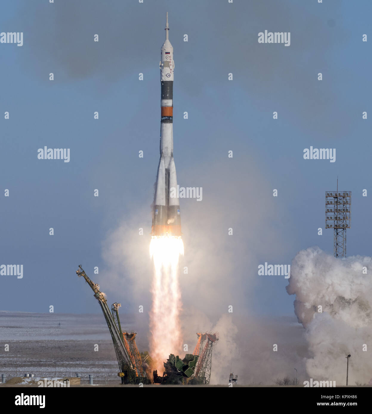 Baikonur, Kasachstan. 17 Dez, 2017. Die Sojus MS-07 Rakete ist mit Expedition 54 Sojus Kommandant Anton Shkaplerov von Roskosmos, bordingenieur Scott Kribbeln der NASA, und Flugingenieur Norishige Kanai der Japan Aerospace Exploration Agency (JAXA), Sonntag, 17 Dezember, 2017 Auf dem Kosmodrom Baikonur in Kasachstan aus gestartet. Shkaplerov, Kribbeln, und Kanai wird die nächsten fünf Monate Leben und Arbeiten an Bord der Internationalen Raumstation. Obligatorische Credit: Joel Kowsky/NASA über CNP Credit: Joel Kowsky/CNP/ZUMA Draht/Alamy leben Nachrichten Stockfoto