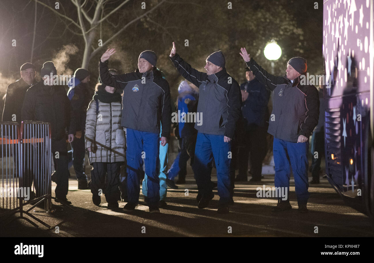Baikonur, KAZ. 17 Dez, 2017. Expedition 54 Bordingenieur Norishige Kanai der Japan Aerospace Exploration Agency (JAXA), Links, Sojus Kommandant Anton Shkaplerov von Roskosmos, Mitte, und Flugingenieur Scott Kribbeln der NASA, rechts, Wave Abschied von Familie und Freunden, wie sie der Kosmonaut Hotel ab - für ihre Sojus zur Internationalen Raumstation, Sonntag, 17 Dezember, 2017 in Baikonur, Kasachstan. Start der Sojus-Rakete ist für 2:21 Uhr Eastern Time (1:21:00 Uhr Baikonur Zeit) am 17. Dezember und Senden Shkaplerov, Kribbeln, und Kanai auf fünf Monat mi Stockfoto