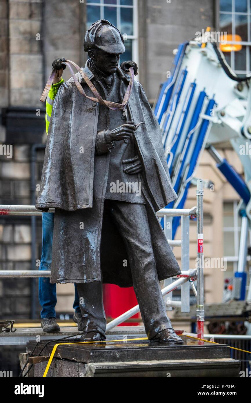 Edinburgh, Schottland, Großbritannien. 17. Dezember, 2017. Die Skulptur von Sherlock Holmes von ehemaligen Pop-künstler Gerald Laing wird aus dem Hause auf Picardy Place, Yards von der Geburtsort von Sir Arthur Conan Doyle. Der Umzug der Skulptur ist Straße und Straßenbahn arbeitet, die in Edinburgh zu beherbergen. Die Statue wird in Nairn bei Black Isle Bronze Ltd von den Künstlern Sohn bewegt werden, Farquhar Laing, wo er für zwei Jahre bleiben, bis er nach Edinburgh zurück. Credit: Rich Dyson/Alamy leben Nachrichten Stockfoto