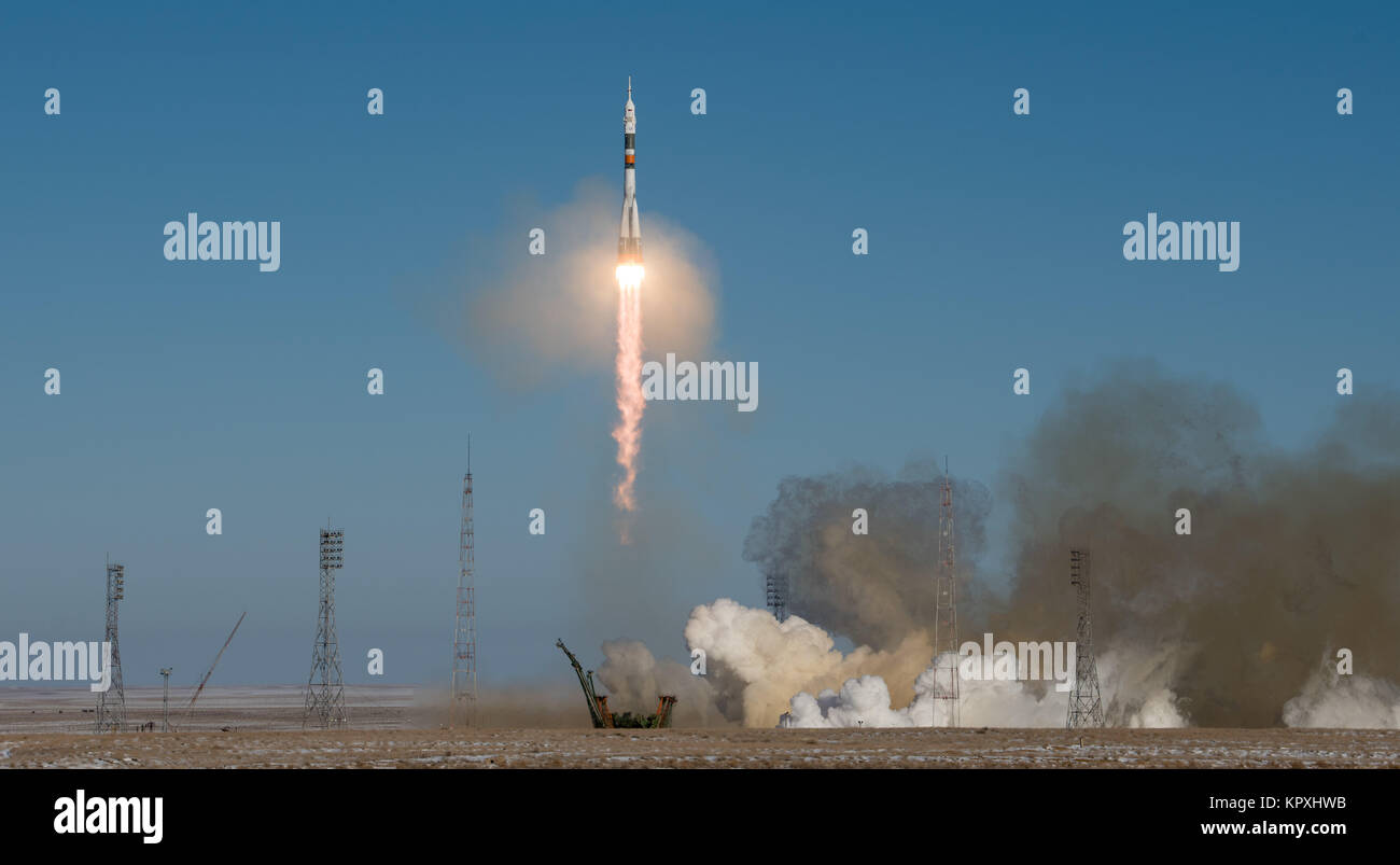Die russische Sojus-Rakete und Sojus MS-07 Raumschiff blast off aus dem Launch Pad Durchführung der Internationalen Raumstation ISS Expedition 54 Mission Crew auf dem Kosmodrom Baikonur 17. Dezember in Baikonur, Kasachstan 2017. Internationale Raumstation ISS Expedition 54 crew Kosmonaut Anton Shkaplerov von Rosmos, Astronaut Scott Kribbeln der NASA, und der Astronaut Norishige Kanai der JAXA wird die nächsten fünf Monate leben und arbeiten an Bord des Orbiting Laboratory. Stockfoto