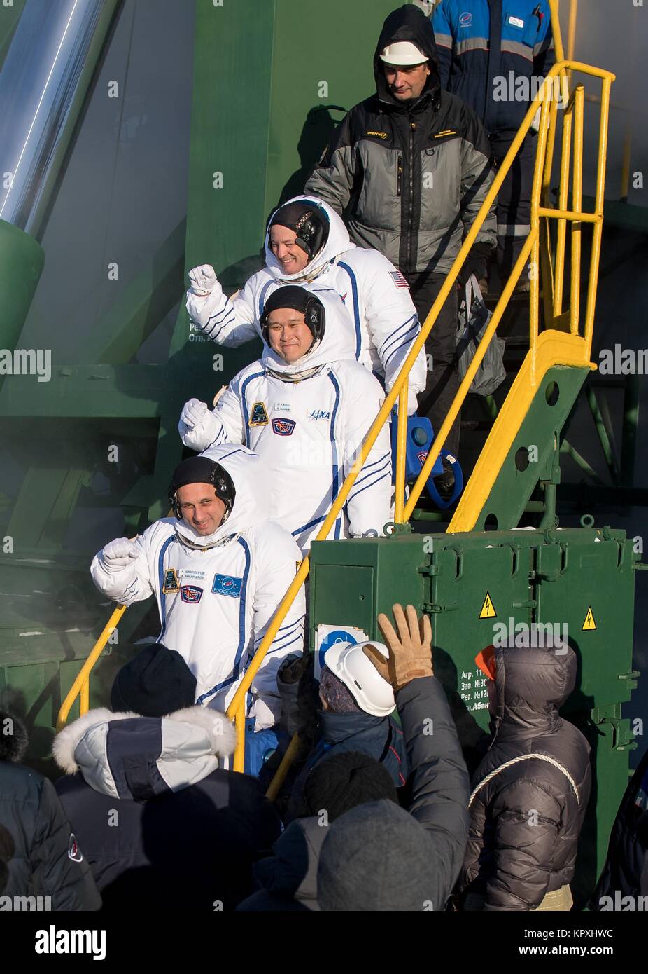 Expedition 54 Astronaut Scott Kribbeln der NASA, top, Astronaut Norishige Kanai der JAXA, Mitte, und Soyuz Kommandant Anton Shkaplerov von Roskosmos, unten, Wave Abschied vor dem Boarding Sojus MS-07 Raumfahrzeug für den Start zur Internationalen Raumstation Expedition auf dem Kosmodrom Baikonur 17. Dezember in Baikonur, Kasachstan 2017. Stockfoto