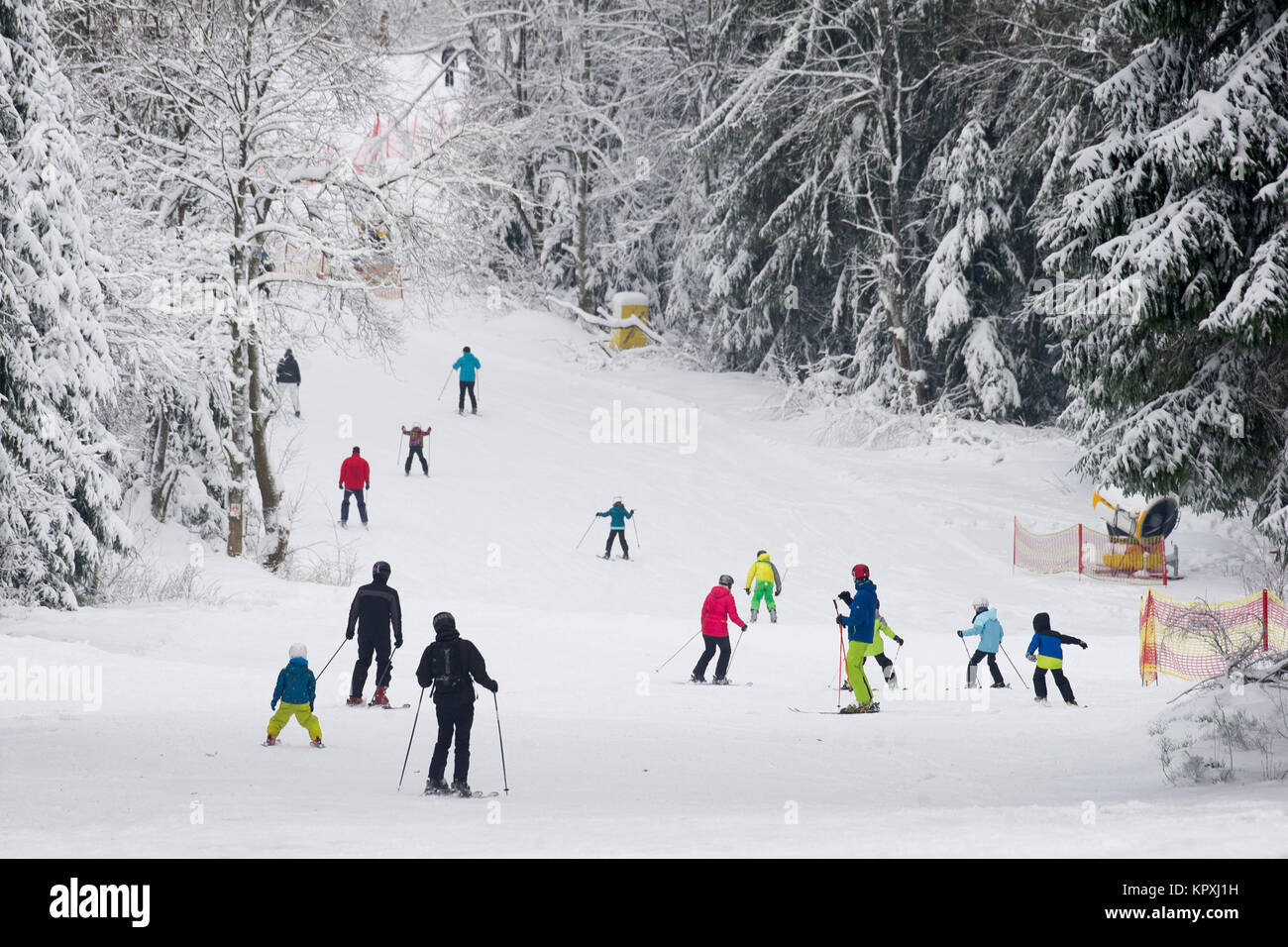 Wintersportler Skifahren auf den Bocksberg in Goslar-Hahnenklee im Harz in  Deutschland, vom 17. Dezember 2017. Die Wintersaison ist offiziell eröffnet  im Harz. Foto: Swen Pförtner/dpa Stockfotografie - Alamy