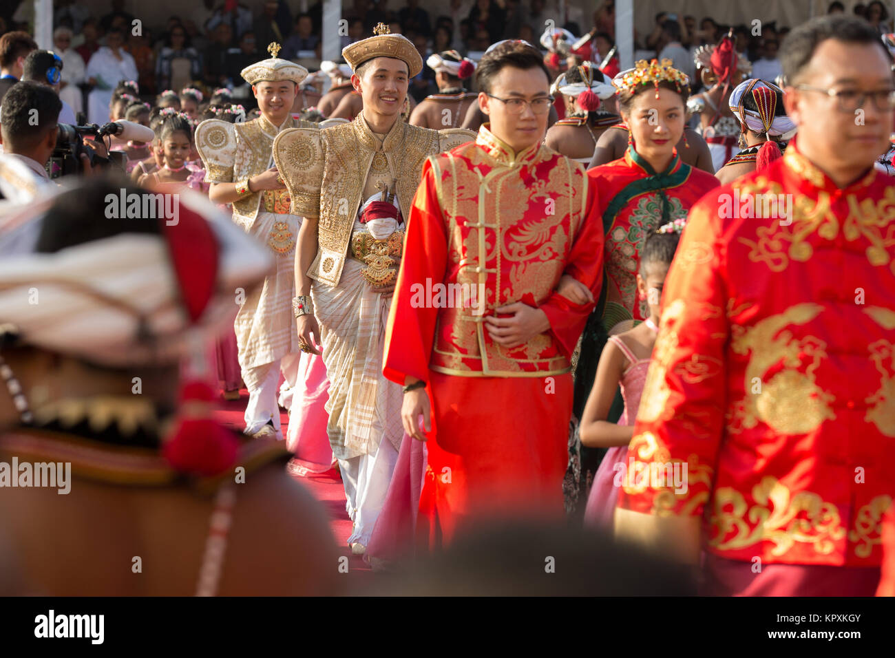 Colombo, Sri Lanka. 17. Dezember, 2017. Eine chinesische Paare ankommen an einem Gottesdienst Trauung in Colombo, Sri Lanka. Credit: vimukthi Embuldeniya/Alamy leben Nachrichten Stockfoto