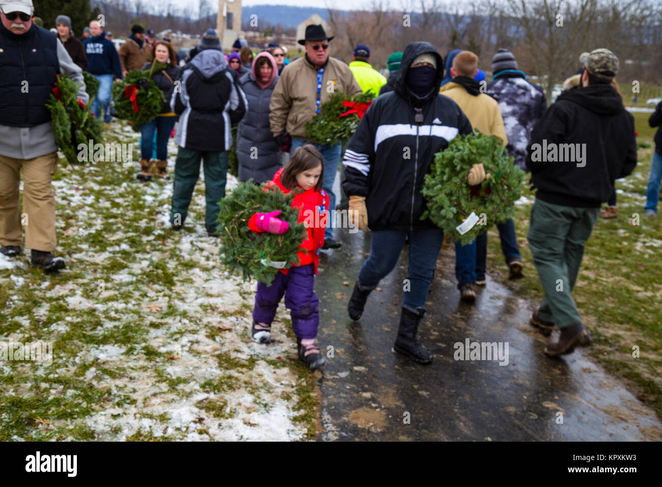 Fort Indiantown Gap, PA., USA. 16. Dezember, 2017. Freiwillige tragen Weihnachten Kränze an militärischen Gräber an der Nationalen Friedhof. F Credit: George Sheldon/Alamy leben Nachrichten Stockfoto