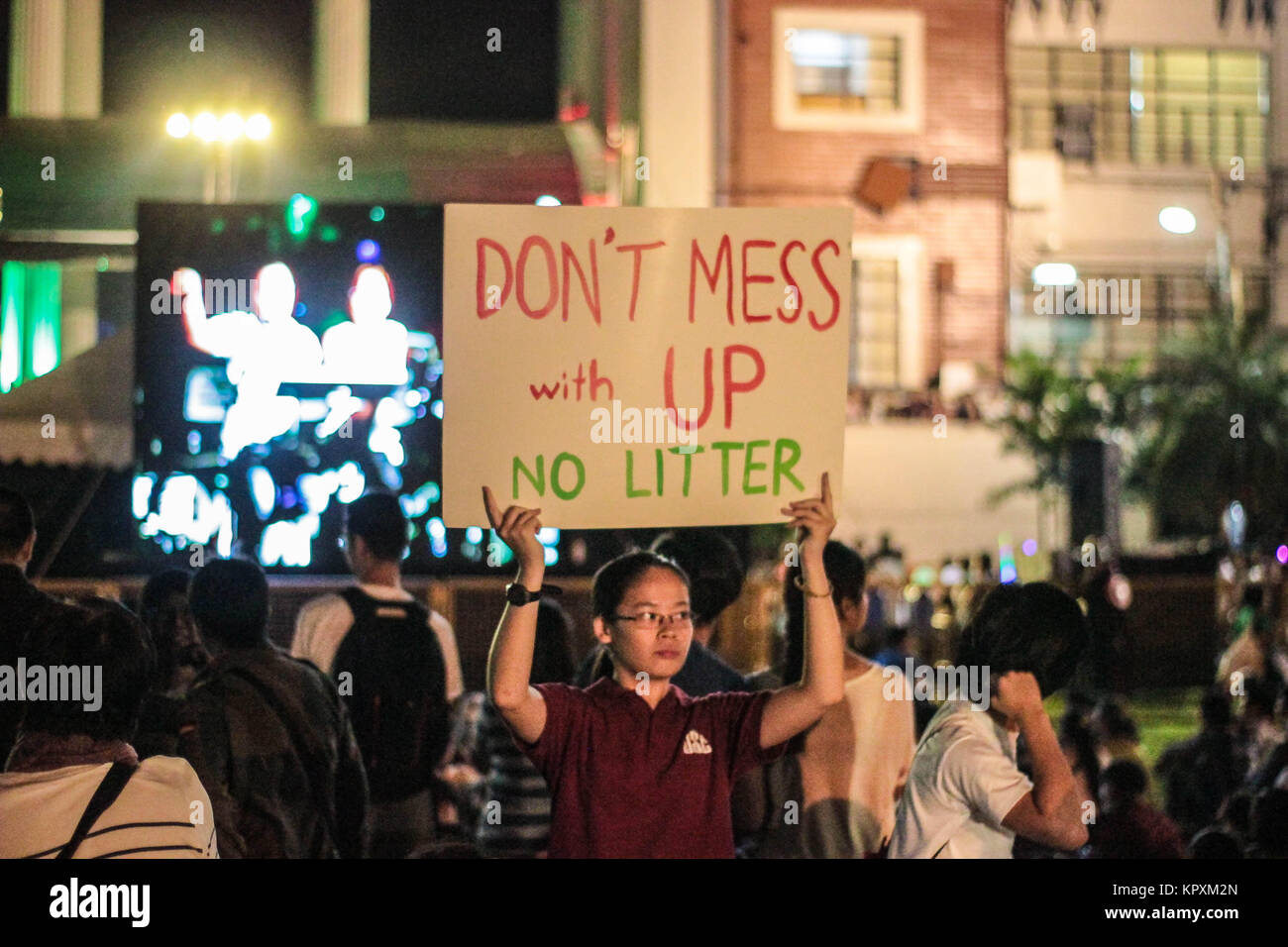 Dezember 15, 2017 - Quezon, NCR, Philippinen - Studenten von der Universität der Philippinen mit ihren Banner zu halten den Platz sauber und eine Befürwortung Schonung der Umwelt zu nehmen. Die meisten erwartete Weihnachtsfeier in der Universität die Philippines-Diliman das ist der Laternenumzug war wieder einmal mit dem Thema â € erstellen Diliman, Paaralan, Palaruanâ € gefeiert. (Bis Diliman, Schule, Spielplatz). Die Parade präsentiert die bunten Laternen und schwimmt durch das Personal und die Fakultäten sowie die Studenten der Universität. Auf seiner 95. Fest, verschiedene collegesâ €™-Plattformen ihre creati Stockfoto