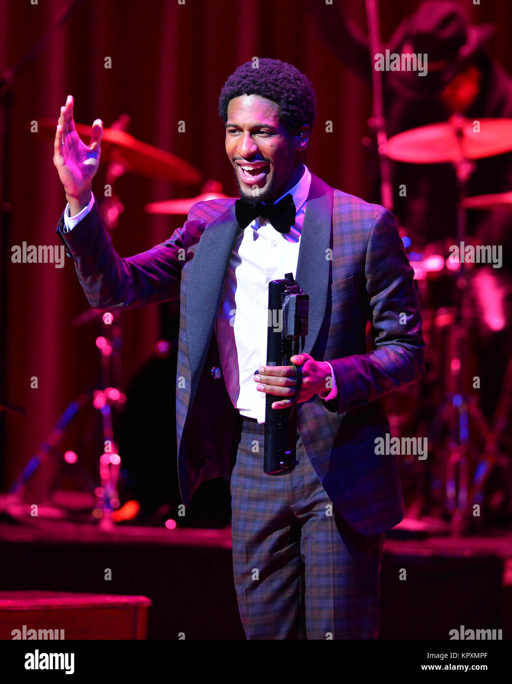 Miami, FL, USA. 15 Dez, 2017. Jon Batist durchführt und Ring in der Ferienzeit mit dem 'Jon Batist und bleiben Human' Band für die Late Show mit Stephen Colbert an Adrienne Arsht Center am 15 Dezember, 2017 in Miami, Florida. Quelle: MPI 10/Media Punch/Alamy leben Nachrichten Stockfoto