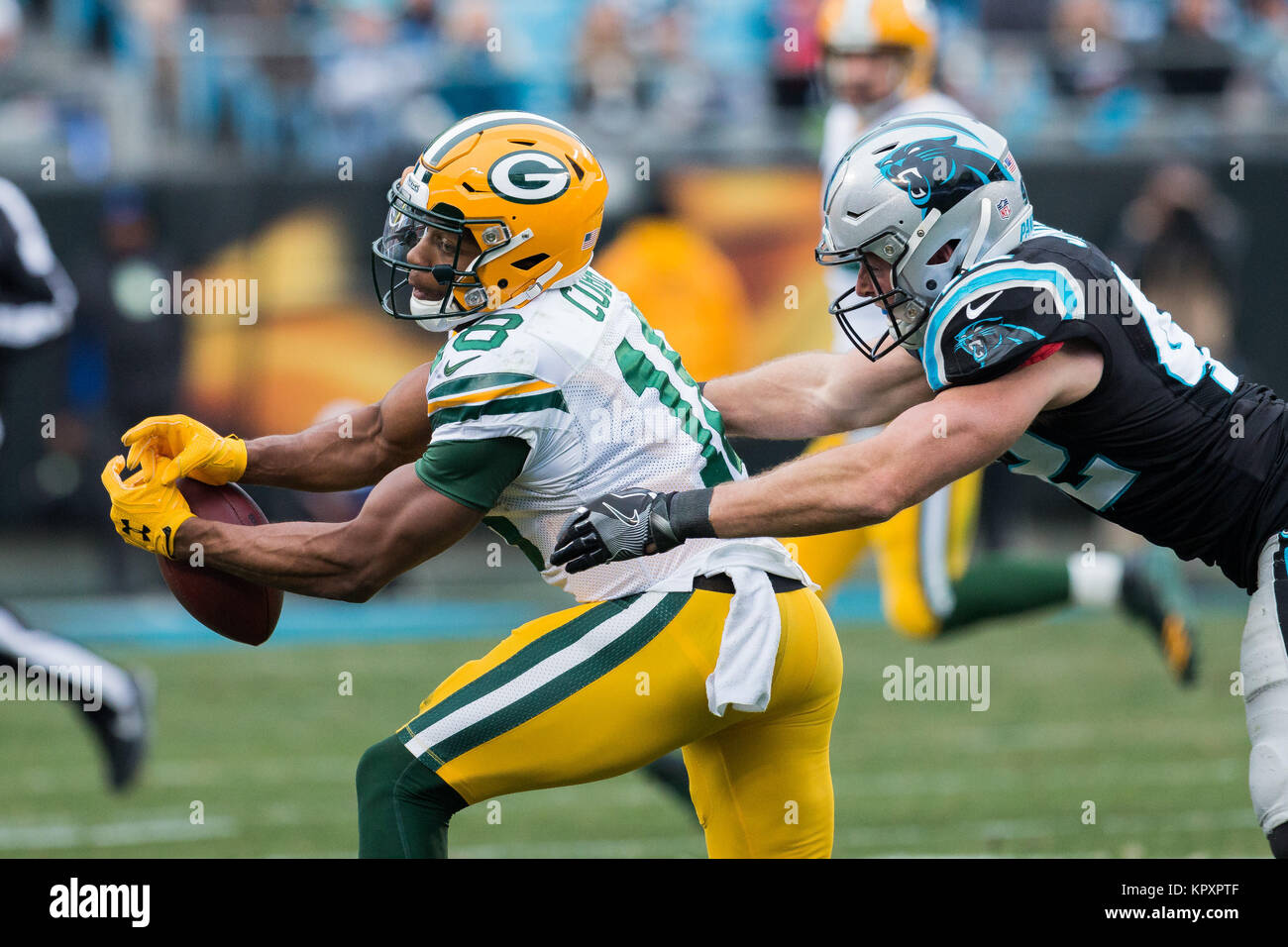 Charlotte, NC, USA. 17 Dez, 2017. Green Bay Packers wide receiver Randall Cobb (18) fällt den Pass in der NFL matchup zwischen Green Bay und Carolina an der Bank von Amerika Stadium in Charlotte, NC. (Scott Kinser/Cal Sport Media) Credit: Csm/Alamy leben Nachrichten Stockfoto