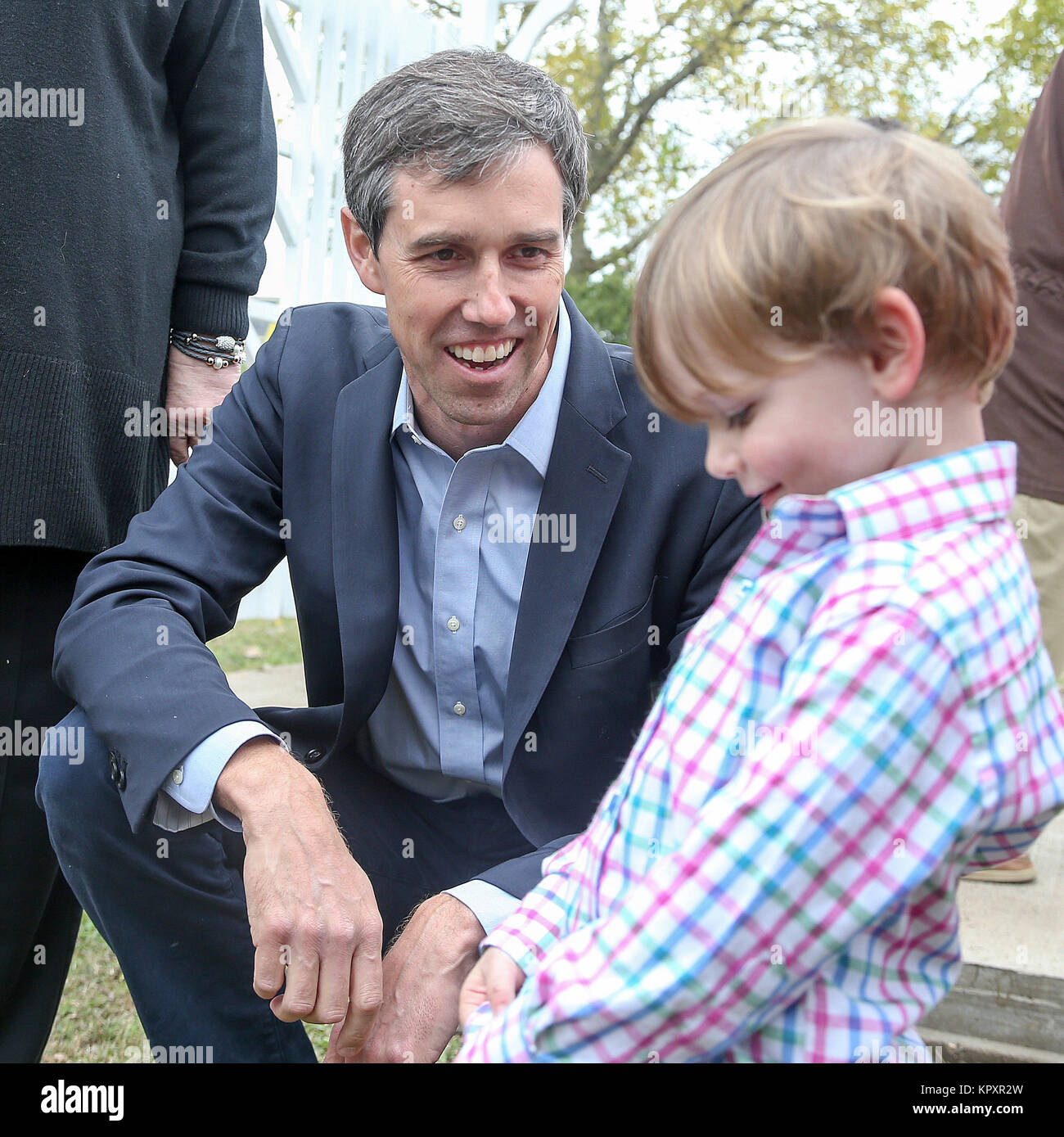 Rep 17 Dez, 2017. Beto O'Rourke, D - Texas grüßt ein junger Unterstützer während ein Town Hall Meeting an der Columbus RV Park- und Campingplatz in Columbus, TX. John Glaser/CSM/Alamy leben Nachrichten Stockfoto