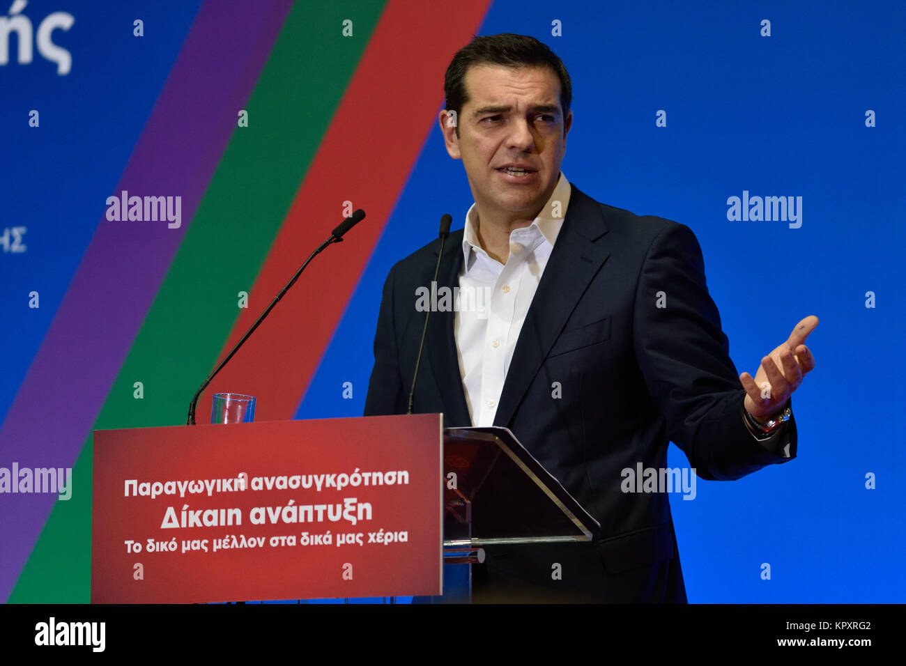 Elefsis, Griechenland, 17. Dez, 2017. Der griechische Ministerpräsident Alexis Tsipras Gespräche auf regionaler Kongress für den produktiven Wiederaufbau des westlichen Attika nach dem jüngsten verheerenden Überschwemmungen in der Stadt von Mandra in Elefsis, Griechenland. Credit: Nicolas Koutsokostas/Alamy leben Nachrichten Stockfoto