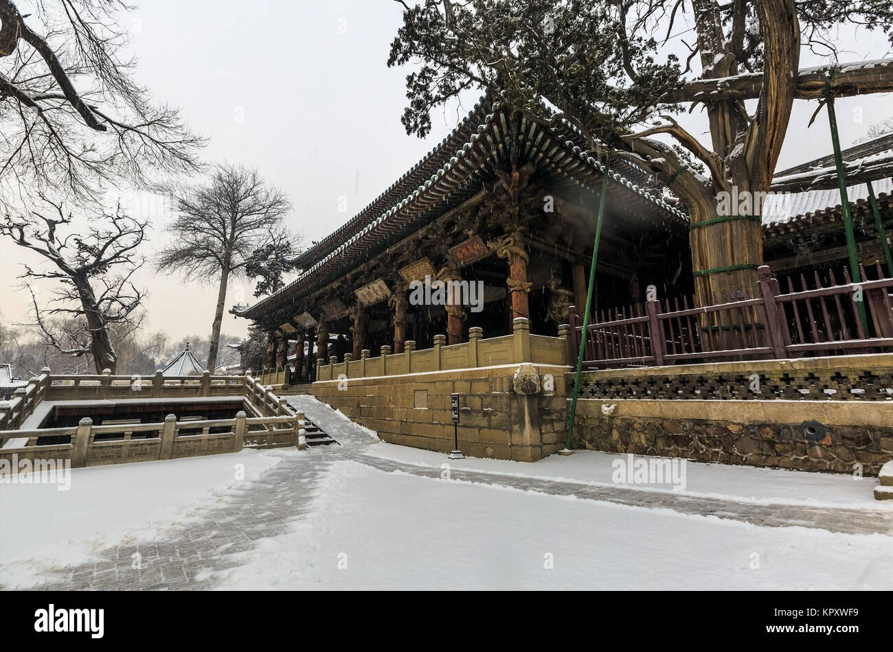 Taiyuan, Taiyuan, China. 14 Dez, 2017. Taiyuan, China-14. Dezember 2017: (redaktionelle Verwendung. CHINA). Die Jinci Tempel durch Schnee in Taiyuan, Provinz Shanxi im Norden Chinas. Jinci Tempel, auch als Jin Ancestral Tempel bekannt versinkt, ist eine Kombination aus historischen kulturellen Relikte und schönen Landschaften. Jinci Tempel ist weltberühmt, denn es ist eine alte Ancestral Tempel. Credit: SIPA Asien/ZUMA Draht/Alamy leben Nachrichten Stockfoto