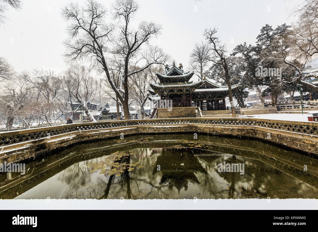 Taiyuan, Taiyuan, China. 14 Dez, 2017. Taiyuan, China-14. Dezember 2017: (redaktionelle Verwendung. CHINA). Die Jinci Tempel durch Schnee in Taiyuan, Provinz Shanxi im Norden Chinas. Jinci Tempel, auch als Jin Ancestral Tempel bekannt versinkt, ist eine Kombination aus historischen kulturellen Relikte und schönen Landschaften. Jinci Tempel ist weltberühmt, denn es ist eine alte Ancestral Tempel. Credit: SIPA Asien/ZUMA Draht/Alamy leben Nachrichten Stockfoto