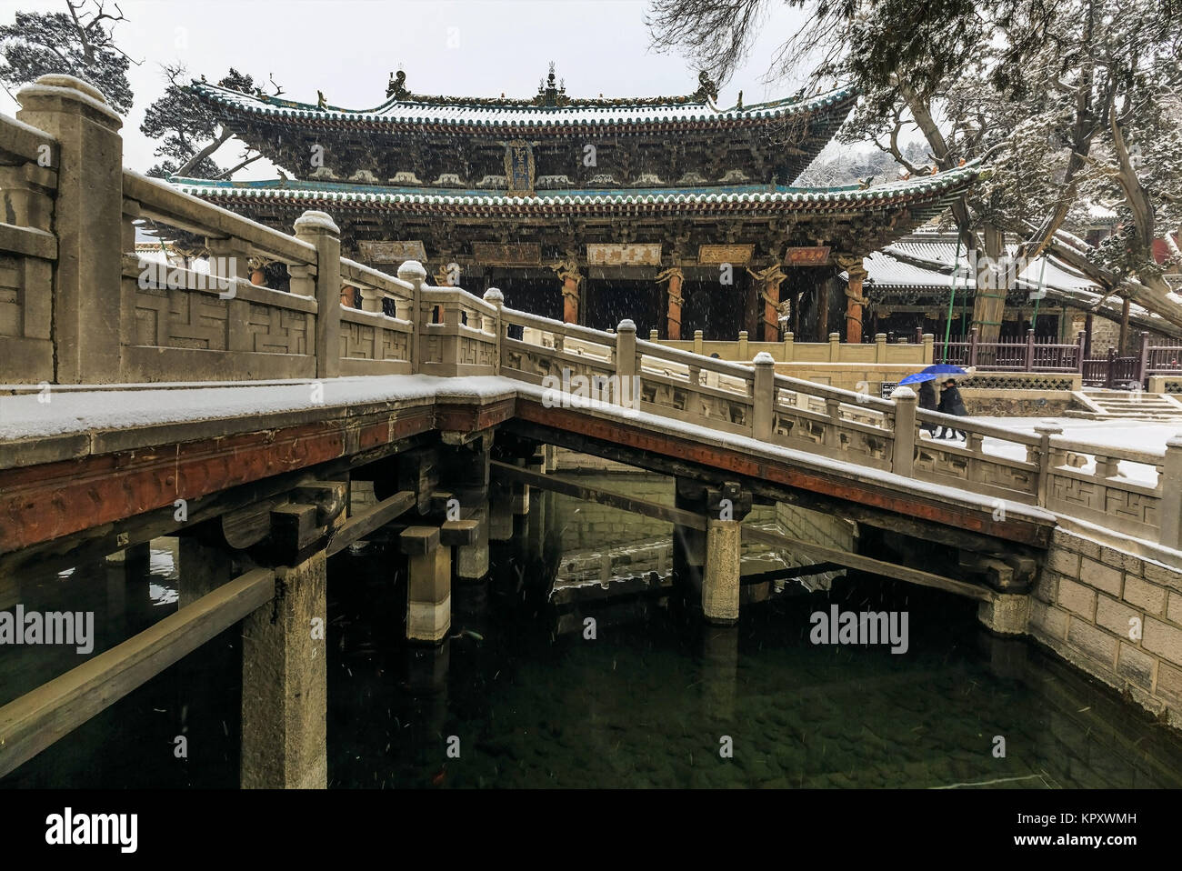Taiyuan, Taiyuan, China. 14 Dez, 2017. Taiyuan, China-14. Dezember 2017: (redaktionelle Verwendung. CHINA). Die Jinci Tempel durch Schnee in Taiyuan, Provinz Shanxi im Norden Chinas. Jinci Tempel, auch als Jin Ancestral Tempel bekannt versinkt, ist eine Kombination aus historischen kulturellen Relikte und schönen Landschaften. Jinci Tempel ist weltberühmt, denn es ist eine alte Ancestral Tempel. Credit: SIPA Asien/ZUMA Draht/Alamy leben Nachrichten Stockfoto
