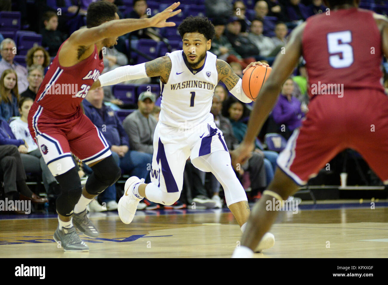 Seattle, WA, USA. 17 Dez, 2017. UW Point Guard David Crisp (1) treibt die Lane gegen Jeffery McClendon (25) Während ein NCAA Basketball Spiel zwischen den Washington Schlittenhunde und LMU Löwen. Das Spiel war an der Hec Ed Pavillon in Seattle, WA gespielt. Jeff Halstead/CSM/Alamy leben Nachrichten Stockfoto