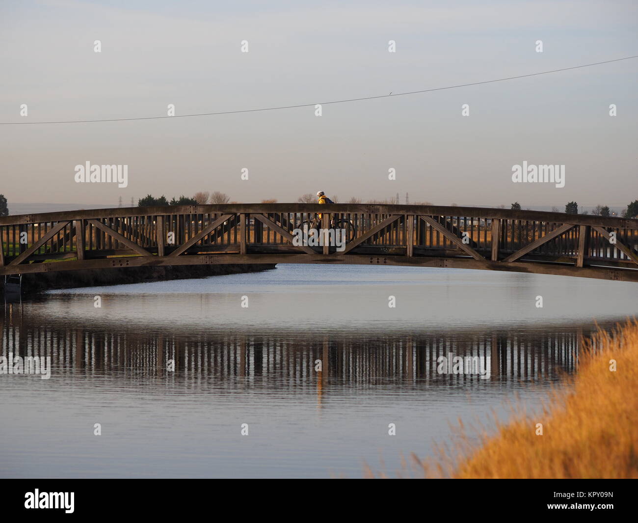 Sheerness, Kent, Großbritannien. 18 Dez, 2017. UK Wetter: Ein sonniger Morgen (Temp 4c um 9 Uhr). Ein Radfahrer, überquert die Brücke über den Sheerness defensiven Linien Kanal. Credit: James Bell/Alamy leben Nachrichten Stockfoto