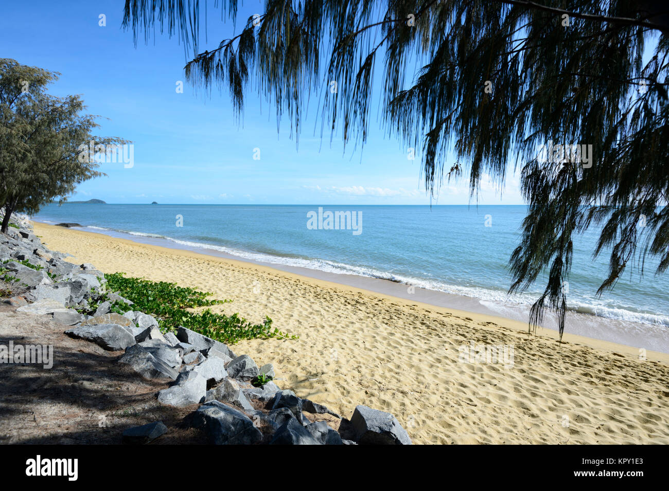 Blick auf malerische Trinity Beach, einem beliebten Vorort der nördlichen Strände von Cairns, Far North Queensland, FNQ, QLD, Australien Stockfoto