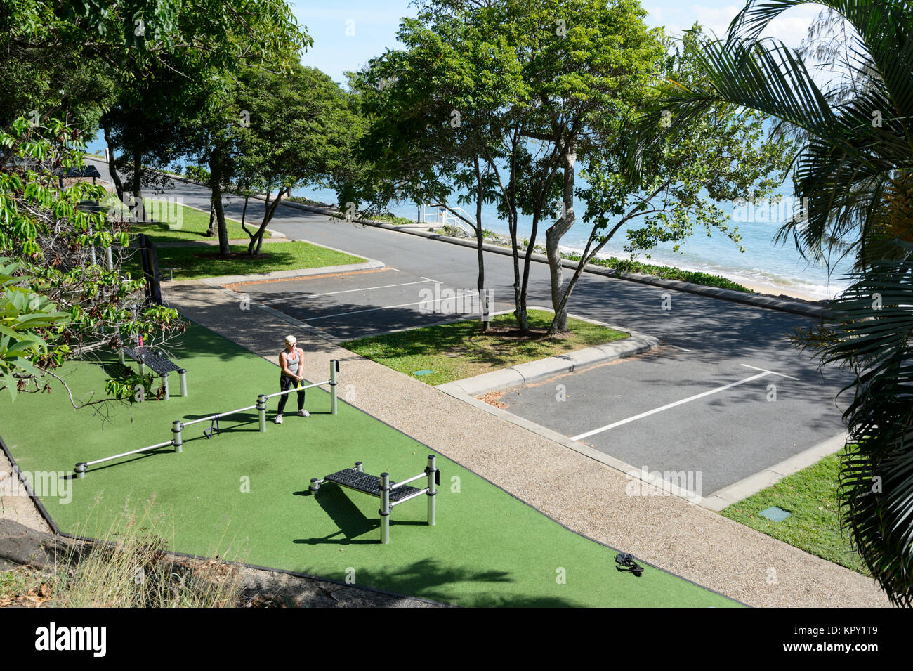 Frau Ausübung auf outdoor Fitnessgeräte, Trinity Beach, einem beliebten Vorort der nördlichen Strände von Cairns, Far North Queensland, FNQ, QLD, Australien Stockfoto