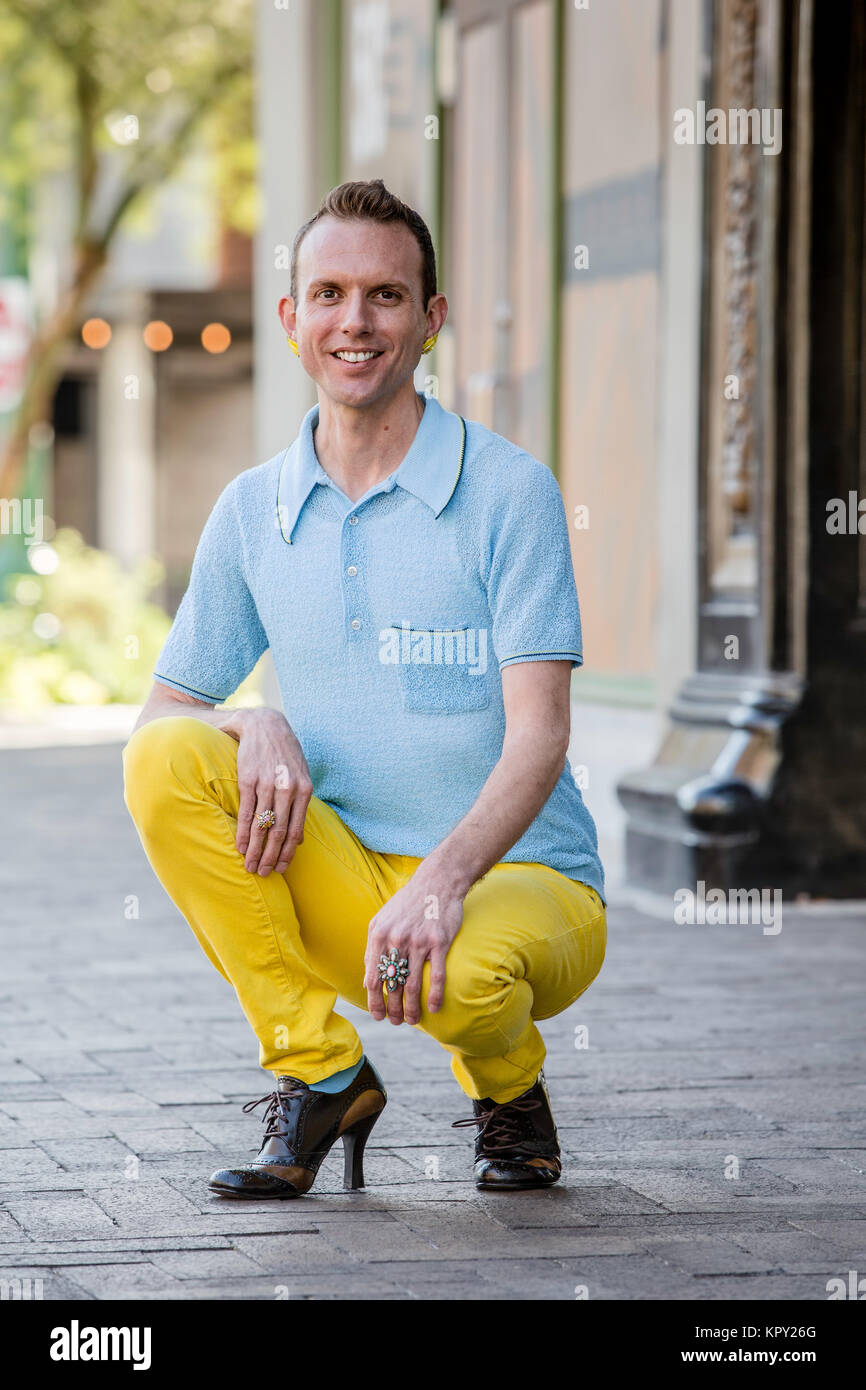 Geschlecht Flüssigkeit Mann mit High Heels Stockfoto