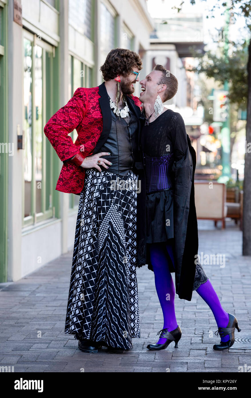 Lachende junge Geschlecht Flüssigkeit Männer Stockfoto